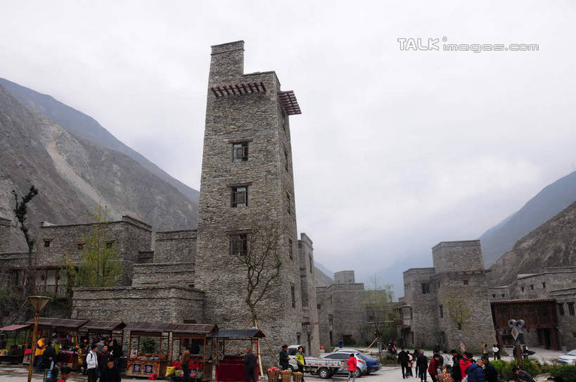 东方人,家,站,横图,室外,白天,正面,旅游,度假,名胜古迹,植物,标志建筑,地标,建筑,汽车,中国,亚洲,游客,游人,停靠,阴影,遗迹,光线,影子,房屋,墙,屋子,建筑群,面包车,许多人,黄种人,古迹,文化,文物,娱乐,建设,古建筑,旅客,民居,墙壁,墙面,住宅,车,树,树木,绿色,天空,阳光,自然,交通工具,轿车,天,站着,一群人,享受,休闲,旅游胜地,放松,四川省,生长,成长,古文明,东亚,四川,阿坝,中华人民共和国,西南地区,民族文化,阿坝藏族羌族自治州,阿坝州,川,理县,米亚罗,米亚罗风景区,桃坪羌寨,男人,男性,年轻男性,年轻女性,女人,女性,亚洲人,站立,半身,彩图,房子,shsgf1