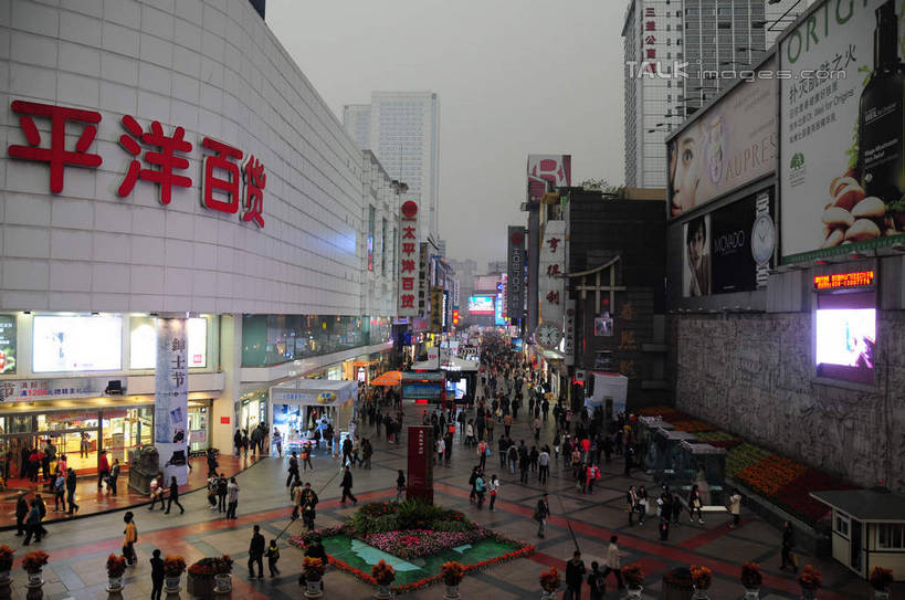 东方人,家,站,走,横图,俯视,室外,白天,旅游,度假,显示器,美景,城市风光,城市,道路,建筑,街道,路,路灯,指示牌,公路,照明,中国,亚洲,许多,英文,标志,屏幕,文字,字符,字母,房屋,屋子,景观,公寓,建筑群,灯光,交通,许多人,黄种人,娱乐,标识,显示屏,建设,洋房,楼房,住宅,灯,天空,天,站着,一群人,享受,休闲,汉字,景色,放松,四川省,英文字母,照亮,照明设备,中文,输出设备,东亚,四川,成都,成都市,中华人民共和国,省会,西南地区,春熙路,川,男人,男性,年轻男性,年轻女性,女人,女性,亚洲人,马路,步行,散步,站立,走路,彩图,高角度拍摄,全身,房子,shsgf1