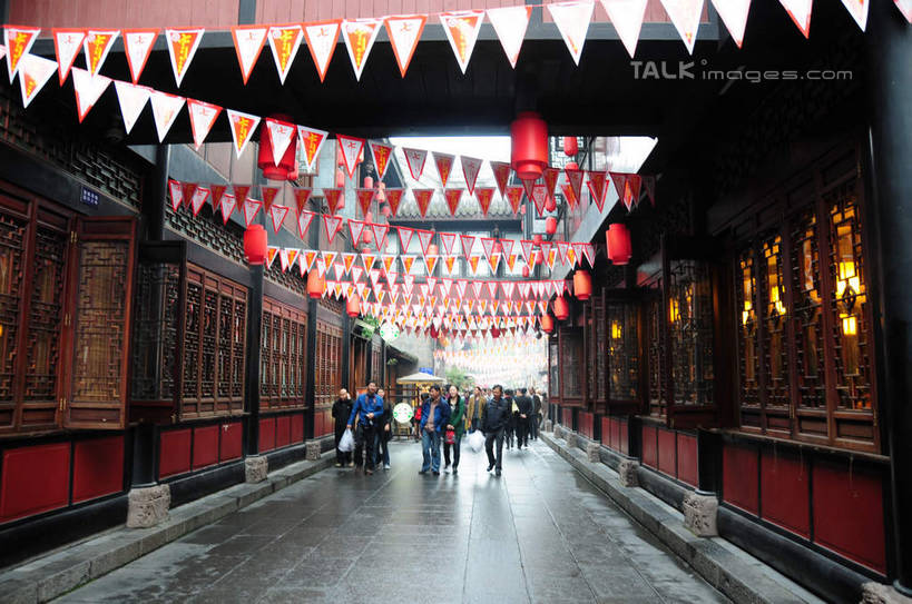 东方人,家,站,走,横图,室外,白天,正面,旅游,度假,美景,城市风光,城市,道路,建筑,路,公路,旗帜,中国,亚洲,许多,悬挂,飘扬,彩旗,房屋,屋子,景观,公寓,建筑群,地面,交通,许多人,黄种人,娱乐,建设,洋房,楼房,住宅,站着,一群人,享受,休闲,景色,放松,四川省,东亚,四川,成都,成都市,中华人民共和国,省会,西南地区,川,锦里,男人,男性,年轻男性,年轻女性,女人,女性,亚洲人,马路,步行,散步,站立,走路,彩图,全身,房子,shsgf1