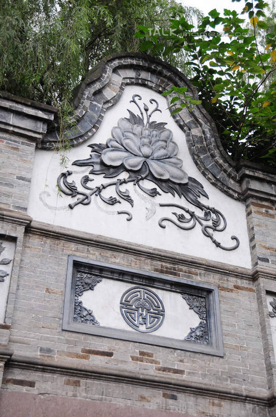 无人,竖图,室外,白天,仰视,旅游,度假,名胜古迹,树林,植物,标志建筑,地标,建筑,雕塑,中国,亚洲,花纹,遗迹,艺术,装饰,雕刻,雕像,图案,墙,建筑群,古迹,文物,娱乐,建设,古建筑,石雕,墙壁,墙面,树,树木,绿色,自然,工艺品,享受,休闲,旅游胜地,放松,四川省,生长,成长,纪念,美术,主题,陈列,古文明,东亚,四川,成都,成都市,中华人民共和国,省会,西南地区,功能,美学,川,锦里,彩图,低角度拍摄,shsgf1