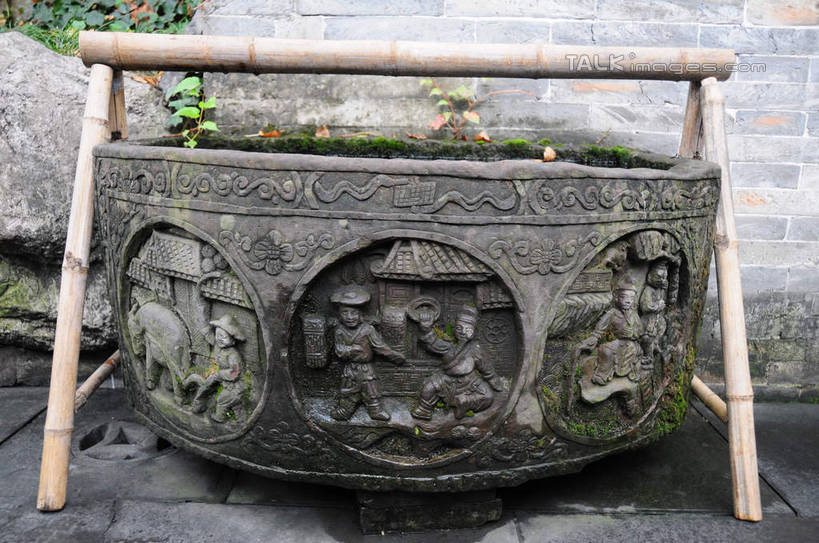 无人,横图,室外,白天,正面,旅游,度假,名胜古迹,标志建筑,地标,建筑,雕塑,中国,亚洲,花纹,遗迹,艺术,装饰,雕刻,雕像,图案,支架,墙,建筑群,地面,古迹,文物,娱乐,建设,古建筑,墙壁,墙面,容器,工艺品,享受,休闲,旅游胜地,放松,四川省,纪念,鼎,支撑,美术,主题,石器,陈列,古文明,东亚,四川,成都,成都市,中华人民共和国,省会,西南地区,功能,美学,川,锦里,彩图,shsgf1