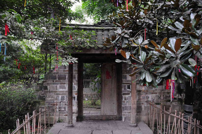 无人,栏杆,横图,室外,白天,正面,旅游,度假,名胜古迹,植物,门,标志建筑,地标,建筑,中国,亚洲,遗迹,栅栏,墙,篱笆,建筑群,围栏,古迹,文物,娱乐,建设,古建筑,护栏,墙壁,墙面,树,树木,绿色,天空,自然,门框,天,享受,休闲,旅游胜地,放松,四川省,生长,成长,古文明,东亚,四川,成都,成都市,中华人民共和国,省会,西南地区,许愿树,川,锦里,彩图,shsgf1