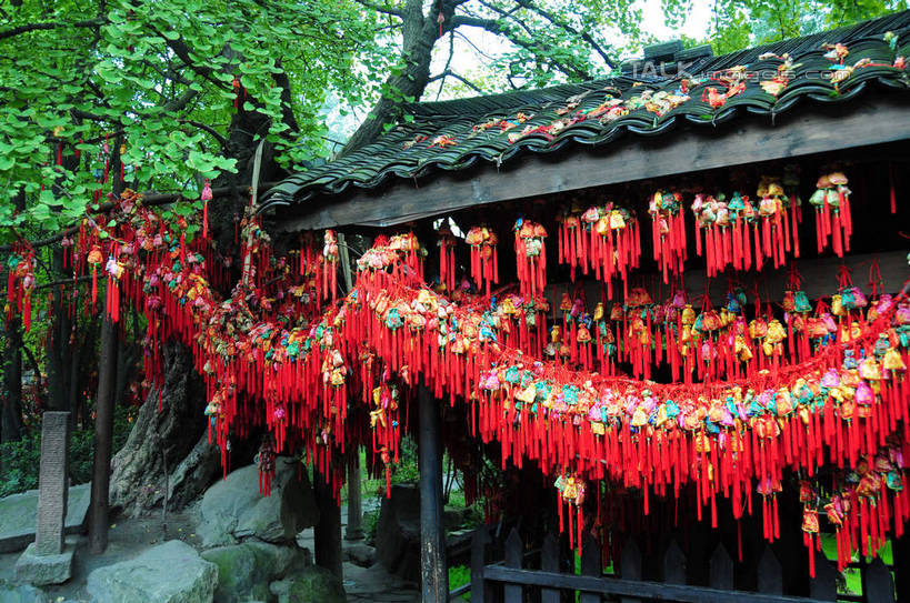 无人,横图,室外,白天,正面,旅游,度假,名胜古迹,植物,标志建筑,地标,建筑,中国,亚洲,许多,悬挂,节日,遗迹,屋顶,建筑群,顶棚,古迹,文化,文物,娱乐,建设,古建筑,树,树木,红色,绿色,自然,祈祷,享受,休闲,健康,旅游胜地,放松,许愿,宗教,信仰,四川省,生长,成长,纪念,祈求,香囊,古文明,东亚,四川,成都,成都市,中华人民共和国,省会,西南地区,许愿树,川,锦里,平安,彩图,shsgf1