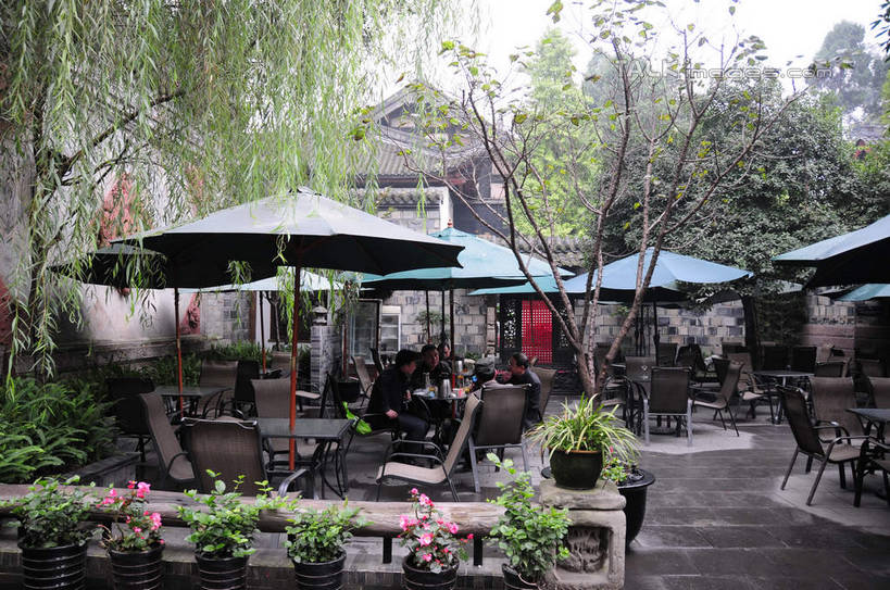 东方人,坐,横图,室外,白天,侧面,旅游,度假,名胜古迹,植物,桌面,桌子,标志建筑,地标,建筑,椅子,中国,亚洲,游客,游人,遗迹,伞,雨伞,遮阳伞,木椅,建筑群,许多人,黄种人,古迹,文物,娱乐,阳伞,建设,古建筑,旅客,树,树木,绿色,自然,一群人,享受,休闲,旅游胜地,放松,四川省,生长,成长,古文明,东亚,四川,成都,成都市,中华人民共和国,省会,西南地区,川,锦里,男人,男性,年轻男性,年轻女性,女人,女性,亚洲人,坐着,彩图,全身,shsgf1