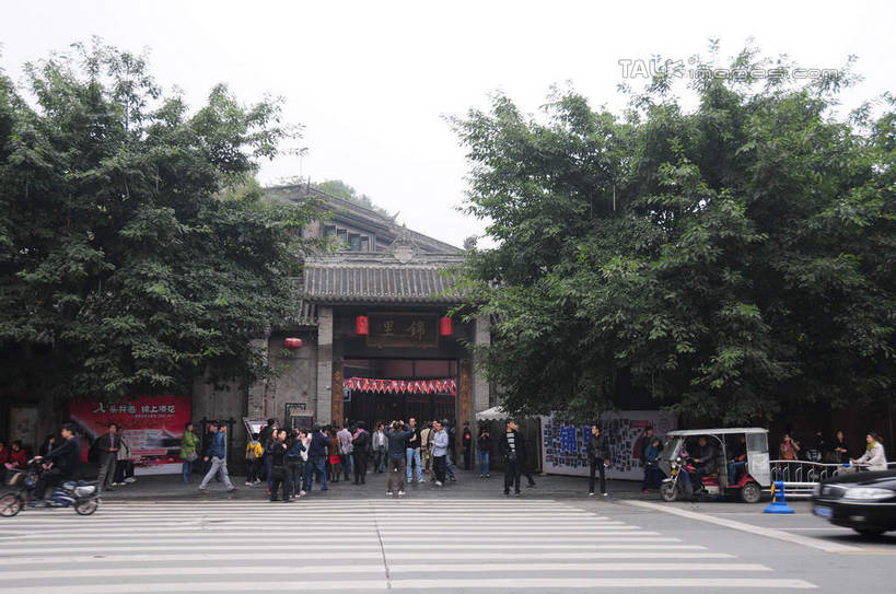 东方人,背部,站,横图,室外,白天,正面,旅游,度假,名胜古迹,植物,标志建筑,道路,地标,建筑,路,人行横道,公路,汽车,中国,亚洲,一辆,悬挂,遗迹,灯笼,建筑群,人行道,交通,许多人,黄种人,古迹,文物,娱乐,建设,古建筑,车,树,树木,红色,绿色,天空,自然,交通工具,轿车,天,行驶,站着,一群人,享受,休闲,旅游胜地,放松,四川省,生长,成长,人行横道线,古文明,东亚,四川,成都,成都市,中华人民共和国,省会,西南地区,川,锦里,男人,男性,年轻男性,年轻女性,女人,女性,亚洲人,斑马线,马路,站立,彩图,全身,shsgf1