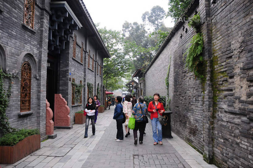 东方人,背部,走,双手交叉,横图,室外,白天,正面,旅游,度假,名胜古迹,植物,窗户,门,标志建筑,道路,地标,建筑,街道,路,公路,相机,中国,亚洲,游客,游人,遗迹,房屋,墙,屋子,建筑群,地面,交通,许多人,黄种人,古迹,文化,文物,娱乐,建设,传统,古建筑,旅客,民居,墙壁,墙面,树,树木,拍照,绿色,天空,自然,数码相机,门框,天,一群人,享受,休闲,旅游胜地,放松,摄影,四川省,生长,成长,双手抱胸,古朴,古文明,东亚,四川,成都,成都市,中华人民共和国,省会,西南地区,民族文化,川,宽窄巷子,男人,男性,年轻男性,年轻女性,女人,女性,亚洲人,照相机,马路,步行,散步,走路,彩图,全身,照相,房子,shsgf1