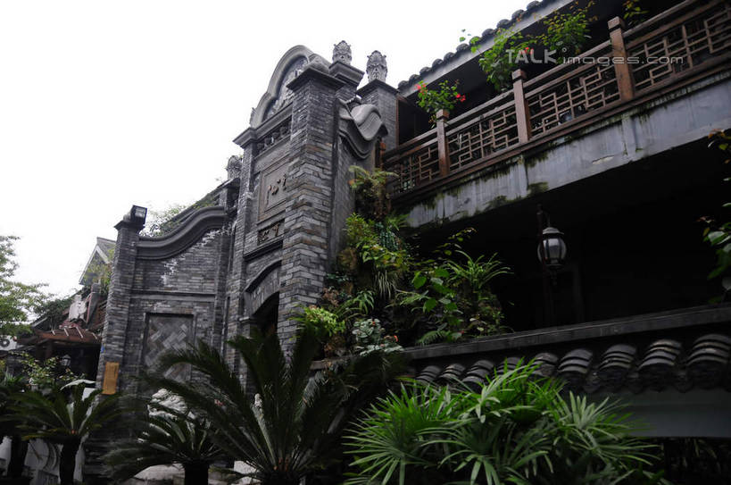 无人,栏杆,横图,室外,白天,仰视,旅游,度假,名胜古迹,植物,标志建筑,道路,地标,建筑,街道,路,公路,中国,亚洲,遗迹,盆栽,瓦片,房屋,墙,屋檐,屋子,建筑群,围栏,盆景,交通,古迹,文化,文物,娱乐,建设,传统,古建筑,护栏,檐,民居,墙壁,墙面,绿色,天空,自然,天,享受,休闲,旅游胜地,放松,四川省,生长,成长,古朴,古文明,东亚,四川,成都,成都市,中华人民共和国,省会,西南地区,民族文化,川,宽窄巷子,马路,彩图,低角度拍摄,房子,shsgf1