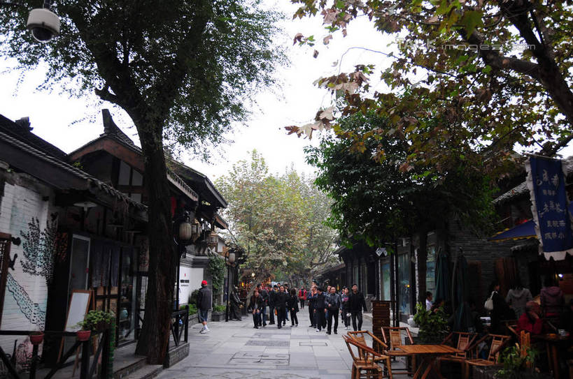 东方人,走,横图,室外,白天,正面,旅游,度假,名胜古迹,植物,餐桌,桌子,标志建筑,道路,地标,建筑,街道,路,公路,椅子,中国,亚洲,游客,游人,竹制,遗迹,盆栽,瓦片,房屋,墙,屋檐,屋子,建筑群,围墙,盆景,地面,交通,许多人,黄种人,古迹,文化,文物,娱乐,建设,传统,古建筑,檐,旅客,民居,墙壁,墙面,树,树木,绿色,天空,自然,天,一群人,享受,休闲,旅游胜地,放松,四川省,生长,成长,餐台,竹制品,古朴,古文明,东亚,四川,成都,成都市,中华人民共和国,省会,西南地区,民族文化,川,宽窄巷子,男人,男性,年轻男性,年轻女性,女人,女性,亚洲人,马路,步行,散步,走路,彩图,全身,房子,shsgf1