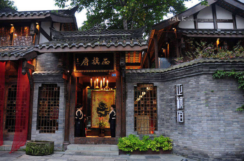 东方人,两个人,服务员,站,横图,室外,白天,侧面,旅游,度假,名胜古迹,植物,标志建筑,道路,地标,建筑,街道,路,指示牌,公路,中国,亚洲,遗迹,标志,盆栽,瓦片,文字,房屋,墙,屋檐,屋子,建筑群,围墙,盆景,交通,黄种人,古迹,文化,文物,娱乐,标识,建设,传统,古建筑,招牌,檐,民居,墙壁,墙面,树,树木,绿色,自然,站着,享受,休闲,汉字,旅游胜地,放松,四川省,生长,成长,中文,古朴,古文明,东亚,四川,成都,成都市,中华人民共和国,省会,西南地区,民族文化,川,宽窄巷子,年轻女性,女人,女性,亚洲人,服务生,侍者,马路,站立,彩图,全身,房子,shsgf1