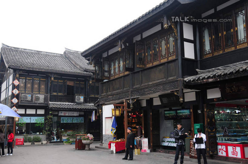 东方人,商店,站,横图,室外,白天,正面,购物,旅游,度假,消费,名胜古迹,植物,标志建筑,道路,地标,建筑,街道,路,指示牌,公路,中国,亚洲,游客,游人,遗迹,标志,盆栽,瓦片,文字,房屋,屋檐,屋子,建筑群,盆景,地面,交通,许多人,黄种人,古迹,文化,文物,娱乐,标识,建设,传统,古建筑,招牌,檐,旅客,民居,绿色,天空,自然,天,站着,一群人,享受,休闲,汉字,旅游胜地,放松,金融,百货,四川省,生长,成长,中文,古朴,写生,选购,贸易,古文明,东亚,四川,成都,成都市,中华人民共和国,省会,西南地区,民族文化,川,文殊坊,男人,男性,年轻男性,年轻女性,女人,女性,亚洲人,马路,画画,站立,彩图,全身,房子,店铺,shsgf1