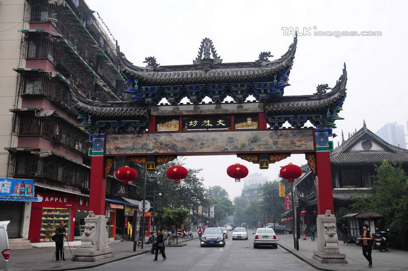 无人,横图,室外,白天,正面,旅游,度假,名胜古迹,植物,标志建筑,道路,地标,建筑,街道,路,指示牌,公路,汽车,中国,亚洲,许多,悬挂,遗迹,装饰,标志,灯笼,盆栽,文字,房屋,屋子,建筑群,牌坊,牌楼,盆景,地面,交通,古迹,文化,文物,娱乐,标识,建设,传统,古建筑,招牌,民居,车,树,树木,红色,绿色,天空,自然,交通工具,轿车,天,行驶,享受,休闲,汉字,旅游胜地,放松,四川省,生长,成长,纪念,华丽,修饰,祭祀,点缀,中文,古朴,表彰,荣誉,古文明,东亚,四川,成都,成都市,中华人民共和国,省会,西南地区,衬托,美观,雅致,雅观,荣耀,民族文化,川,文殊坊,马路,彩图,房子,传统文化,shsgf1