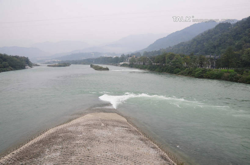 无人,横图,室外,白天,正面,旅游,度假,草地,草坪,河流,美景,沙滩,山,山脉,树林,水,植物,雾,都江堰,中国,亚洲,朦胧,模糊,沙子,河岸,河水,河滩,景观,山峰,水花,水流,沙地,山峦,娱乐,传统,草,树,树木,绿色,天空,自然,群山,天,享受,休闲,景色,放松,四川省,生长,成长,迷雾,自然风光,古朴,东亚,四川,中华人民共和国,西南地区,川,都江堰市,岷江,大雾,彩图,shsgf1