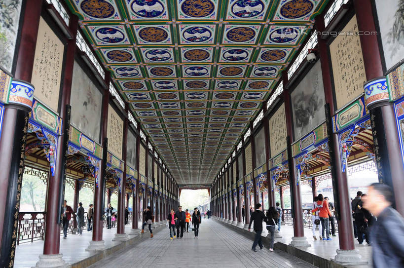 东方人,栏杆,走,横图,室外,白天,正面,旅游,度假,名胜古迹,植物,标志建筑,道路,地标,建筑,街道,路,公路,相机,都江堰,中国,亚洲,许多,游客,游人,花纹,遗迹,图案,房屋,屋子,建筑群,围栏,桥,过道,地面,交通,许多人,黄种人,古迹,文化,文物,娱乐,建设,传统,古建筑,护栏,旅客,民居,栈桥,树,树木,排列,拍照,绿色,天空,自然,数码相机,天,一群人,享受,休闲,旅游胜地,放松,摄影,四川省,生长,成长,人行桥,队列,古朴,古文明,东亚,四川,中华人民共和国,西南地区,民族文化,川,都江堰南桥,都江堰市,男人,男性,年轻男性,年轻女性,女人,女性,亚洲人,照相机,马路,步行,散步,走路,彩图,全身,照相,房子,shsgf1