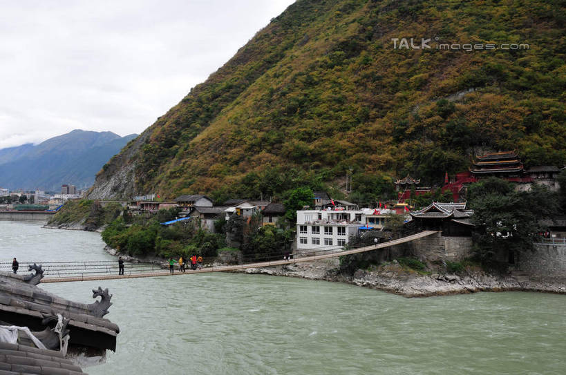 东方人,走,横图,俯视,室外,白天,旅游,度假,草地,草坪,河流,美景,山,山脉,树林,水,植物,中国,亚洲,许多,游客,游人,房屋,屋子,河水,景观,山峰,水流,云,云朵,桥,山峦,许多人,云彩,黄种人,娱乐,楼房,旅客,草,树,树木,排列,绿色,天空,自然,群山,天,一群人,享受,休闲,景色,放松,四川省,生长,成长,人行桥,队列,自然风光,东亚,四川,泸定桥,甘孜藏族自治州,中华人民共和国,西南地区,川,甘孜,甘孜州,泸定县,男人,男性,年轻男性,年轻女性,女人,女性,亚洲人,步行,散步,走路,彩图,高角度拍摄,全身,房子,shsgf1