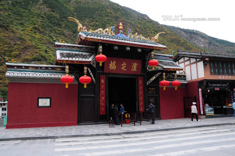 东方人,栏杆,走,横图,室外,白天,正面,旅游,度假,草地,草坪,美景,山,山脉,树林,植物,门,道路,路,人行横道,公路,中国,亚洲,游客,游人,标志,瓦片,文字,屋檐,景观,山峰,人行道,围栏,地面,交通,山峦,许多人,黄种人,娱乐,标识,护栏,檐,旅客,草,树,树木,绿色,自然,门框,群山,一群人,享受,休闲,汉字,景色,放松,四川省,生长,成长,中文,自然风光,人行横道线,东亚,四川,泸定桥,甘孜藏族自治州,中华人民共和国,西南地区,川,甘孜,甘孜州,泸定县,男人,男性,年轻男性,年轻女性,女人,女性,亚洲人,斑马线,马路,步行,散步,走路,彩图,全身,shsgf1