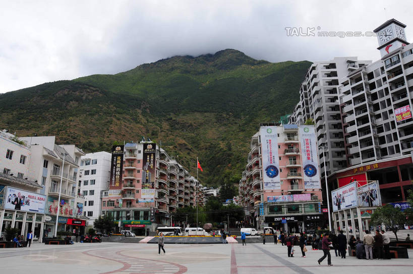 东方人,家,广场,走,横图,室外,白天,正面,旅游,度假,草地,草坪,美景,山,山脉,树林,植物,指示牌,中国,亚洲,许多,游客,游人,标志,文字,房屋,屋子,景观,山峰,地面,山峦,许多人,黄种人,娱乐,标识,楼房,招牌,旅客,广告,住宅,草,树,树木,排列,绿色,自然,群山,一群人,享受,休闲,汉字,景色,放松,四川省,生长,成长,队列,中文,自然风光,东亚,四川,泸定桥,甘孜藏族自治州,中华人民共和国,西南地区,川,甘孜,甘孜州,泸定县,男人,男性,年轻男性,年轻女性,女人,女性,亚洲人,步行,散步,走路,彩图,全身,房子,shsgf1