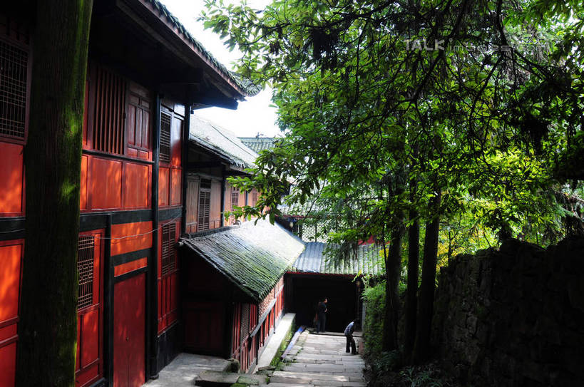 东方人,两个人,走,横图,俯视,室外,白天,旅游,度假,草地,草坪,美景,山,树林,植物,都江堰,青城山,中国,亚洲,游客,游人,瓦片,房屋,阶梯,屋顶,屋檐,屋子,景观,山峰,山峦,古典,顶棚,黄种人,娱乐,檐,旅客,台阶,草,树,树木,绿色,天空,自然,天,享受,休闲,石阶,景色,放松,四川省,生长,成长,自然风光,古朴,东亚,四川,中华人民共和国,西南地区,川,都江堰风景区,都江堰市,男人,男性,年轻男性,亚洲人,步行,散步,走路,彩图,高角度拍摄,全身,房子,shsgf1