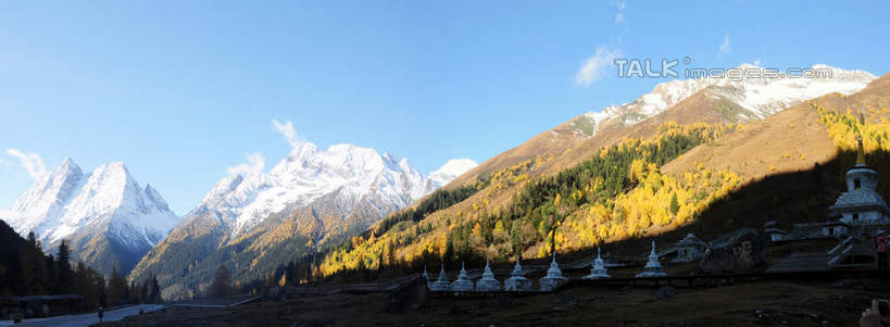 无人,横图,室外,白天,正面,旅游,度假,草地,草坪,美景,山,树林,雪,雪山,植物,大雪,中国,亚洲,一排,许多,阴影,节日,整齐,光线,影子,阶梯,积雪,景观,山峰,雪景,云,云朵,冬天,山峦,云彩,文化,娱乐,台阶,草,树,树木,排列,蓝色,绿色,白云,蓝天,天空,阳光,自然,天,祈祷,享受,休闲,健康,石阶,景色,放松,许愿,宗教,信仰,四川省,生长,成长,纪念,祈求,队列,自然风光,舍利塔,东亚,四川,阿坝,中华人民共和国,西南地区,阿坝藏族羌族自治州,阿坝州,川,双桥沟,四姑娘山,平安,彩图,shsgf1