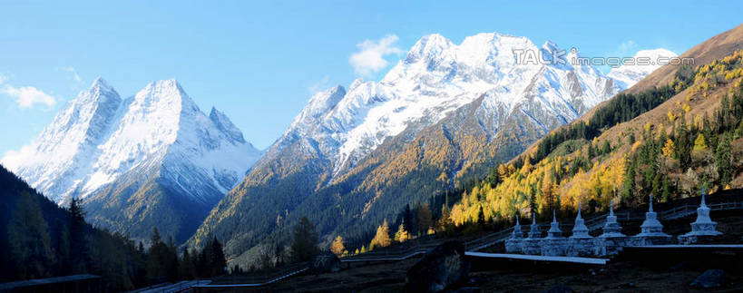 无人,横图,室外,白天,正面,旅游,度假,草地,草坪,美景,山,树林,雪,雪山,植物,大雪,中国,亚洲,一排,许多,阴影,节日,整齐,光线,影子,阶梯,积雪,景观,山峰,雪景,云,云朵,冬天,山峦,云彩,文化,娱乐,台阶,草,树,树木,排列,蓝色,绿色,白云,蓝天,天空,阳光,自然,天,祈祷,享受,休闲,健康,石阶,景色,放松,许愿,宗教,信仰,四川省,生长,成长,纪念,祈求,队列,自然风光,舍利塔,东亚,四川,阿坝,中华人民共和国,西南地区,阿坝藏族羌族自治州,阿坝州,川,双桥沟,四姑娘山,平安,彩图,shsgf1