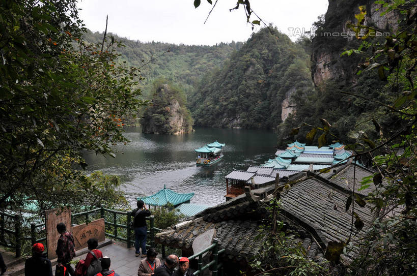 栏杆,站,横图,俯视,室外,白天,旅游,度假,湖,湖泊,美景,山,水,植物,船,帽子,张家界,中国,亚洲,许多,行人,游客,游人,停靠,服装,标志,文字,字符,屋顶,湖面,景观,山峰,水流,水面,围栏,木船,山峦,许多人,顶棚,休闲装,娱乐,标识,运动帽,护栏,路人,旅客,树,树木,衣服,红色,绿色,天空,自然,交通工具,湖水,天,站着,一群人,享受,休闲,休闲服,汉字,鸭舌帽,景色,放松,服饰,生长,成长,波光粼粼,舟,停泊,中文,自然风光,载具,东亚,湖南,湖南省,中华人民共和国,国文,华文,华中地区,湘,张家界市,过客,武陵源区,宝峰湖,老年男性,老年女性,男人,男性,女人,女性,站立,半身,彩图,高角度拍摄,shsgf1