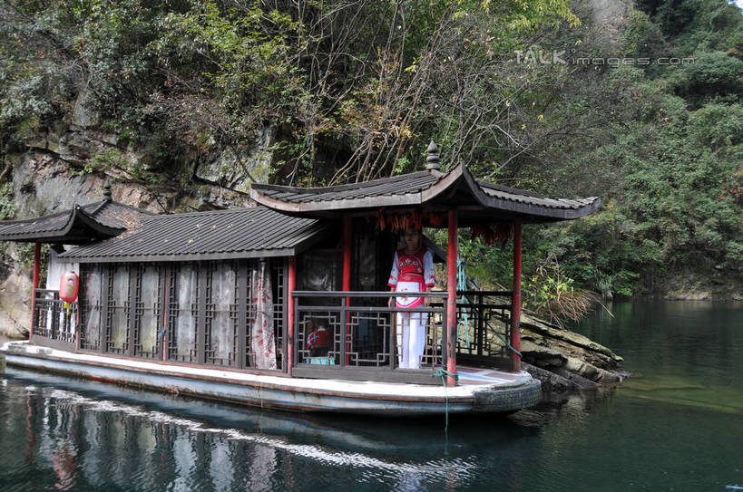 东方人,一个人,站,横图,室外,白天,正面,旅游,度假,湖,湖泊,美景,山,水,植物,船,照明,张家界,中国,亚洲,仅一个年轻女性,仅一个女性,仅一个人,吊挂,停靠,悬挂,阴影,光线,灯笼,瓦片,围裙,影子,纸灯笼,柱子,屋檐,湖面,景观,山峰,水流,水面,木船,山峦,挂,黄种人,娱乐,檐,树,树木,红色,绿色,倒影,天空,阳光,自然,灯具,交通工具,湖水,天,站着,享受,休闲,景色,放松,生长,成长,照亮,倒映,舟,照明设备,自然风光,载具,东亚,湖南,湖南省,中华人民共和国,华中地区,湘,张家界市,反照,武陵源区,宝峰湖,年轻女性,女人,女性,亚洲人,站立,彩图,全身,shsgf1