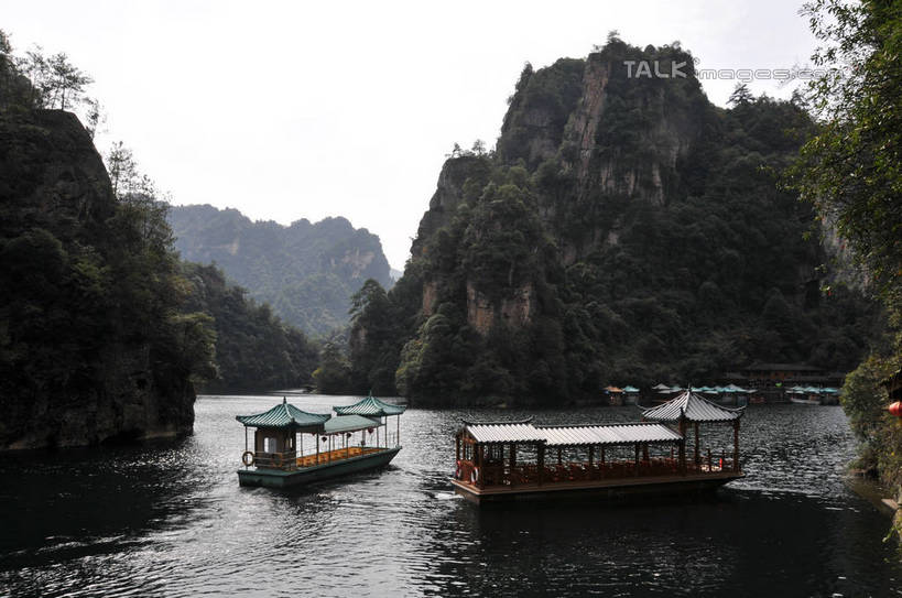 游泳,无人,横图,室外,白天,正面,旅游,度假,湖,湖泊,美景,山,水,植物,船,张家界,中国,亚洲,吊挂,悬挂,阴影,波纹,飞溅,溅,光线,救生圈,瓦片,液体,影子,塑料,屋檐,湖面,景观,山峰,水滴,水流,水面,木船,山峦,两艘,挂,娱乐,檐,水珠,树,树木,两个,绿色,水纹,天空,阳光,自然,塑料制品,游泳圈,船尾波,交通工具,波浪,湖水,天,行驶,享受,休闲,景色,放松,充气,生长,成长,波光粼粼,舟,救生,喷洒,自然风光,载具,东亚,湖南,湖南省,中华人民共和国,泅水,华中地区,湘,张家界市,武陵源区,宝峰湖,彩图,shsgf1