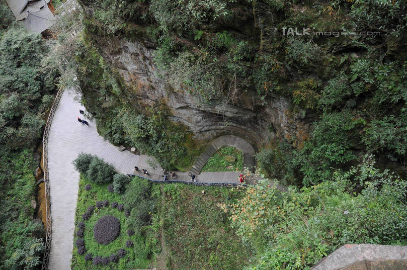 东方人,栏杆,走,横图,俯视,航拍,室外,白天,旅游,度假,草地,草坪,美景,山,植物,道路,路,公路,张家界,中国,亚洲,行人,游客,游人,阶梯,屋顶,景观,山峰,悬崖,围栏,交通,山峦,许多人,顶棚,黄种人,娱乐,护栏,路人,旅客,台阶,草,树,树木,绿色,自然,一群人,享受,休闲,景色,放松,生长,成长,鸟瞰,自然风光,东亚,湖南,湖南省,中华人民共和国,绝壁,华中地区,湘,张家界市,过客,武陵源区,宝峰湖,男人,男性,年轻男性,年轻女性,女人,女性,亚洲人,马路,步行,散步,走路,彩图,高角度拍摄,全身,shsgf1