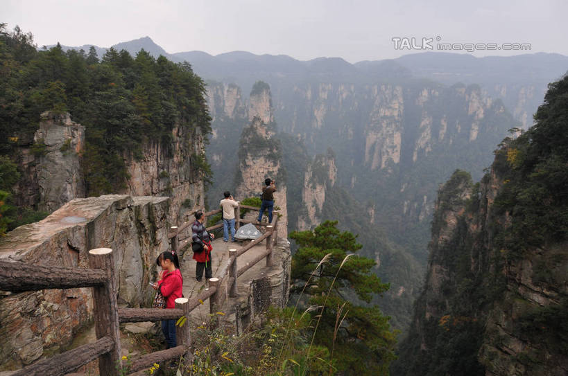 东方人,四个人,栏杆,站,横图,俯视,室外,白天,旅游,度假,美景,山,植物,张家界,中国,亚洲,服装,标志,文字,字符,景观,山峰,悬崖,围栏,山峦,注视,休闲装,黄种人,娱乐,标识,护栏,树,树木,拍照,衣服,红色,绿色,天空,自然,石碑,天,观察,看,站着,享受,休闲,休闲服,汉字,景色,放松,摄影,服饰,生长,成长,观看,察看,关注,中文,自然风光,东亚,湖南,湖南省,天子山,中华人民共和国,碑刻,国文,华文,绝壁,华中地区,湘,张家界市,武陵源区,大观台,老年男性,男人,男性,年轻男性,年轻女性,女人,女性,亚洲人,站立,彩图,高角度拍摄,全身,照相,shsgf1