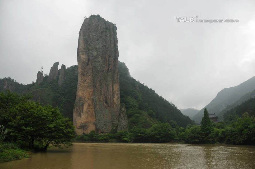无人,横图,室外,白天,正面,旅游,度假,河流,美景,山,水,植物,中国,亚洲,波纹,河水,景观,山峰,水流,乌云,悬崖,云,阴天,云朵,涟漪,山峦,云彩,娱乐,古建筑,浙江,树,树木,浙江省,绿色,水纹,天空,自然,波浪,天,享受,休闲,石壁,景色,放松,生长,成长,波光粼粼,昏暗,阴沉,自然风光,东亚,中华人民共和国,华东地区,水晕,浙,绝壁,丽水,丽水市,缙云,缙云县,鼎湖峰,仙都,仙都风景名胜区,彩图,房子,shsgf1