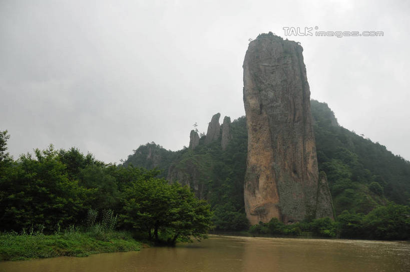 无人,横图,室外,白天,正面,旅游,度假,河流,美景,山,水,植物,中国,亚洲,波纹,河水,景观,山峰,水流,乌云,悬崖,云,阴天,云朵,涟漪,山峦,云彩,娱乐,古建筑,浙江,树,树木,浙江省,绿色,水纹,天空,自然,波浪,天,享受,休闲,石壁,景色,放松,生长,成长,波光粼粼,昏暗,阴沉,自然风光,东亚,中华人民共和国,华东地区,水晕,浙,绝壁,丽水,丽水市,缙云,缙云县,鼎湖峰,仙都,仙都风景名胜区,彩图,房子,shsgf1