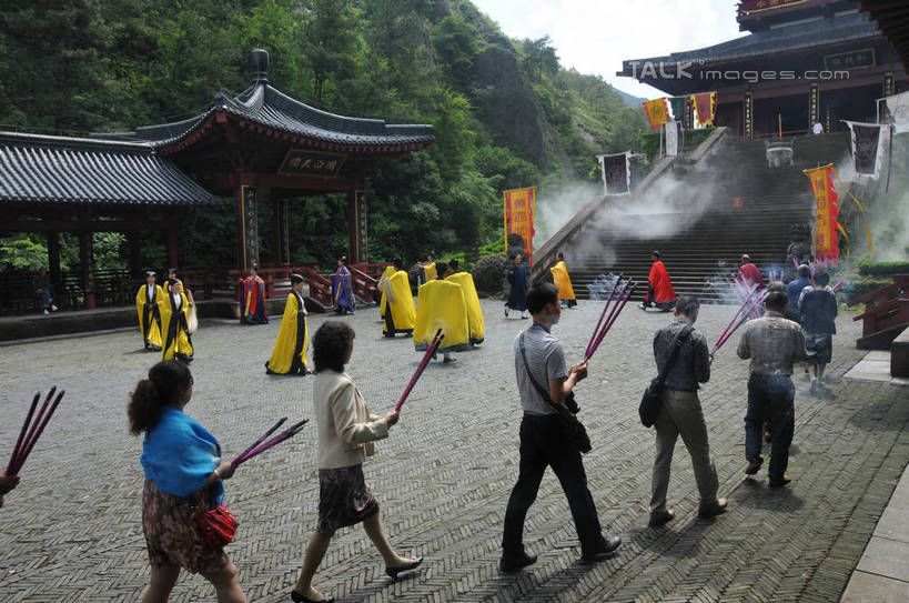 东方人,道士,栏杆,走,横图,室外,白天,旅游,度假,名胜古迹,楼梯,标志建筑,地标,建筑,旗帜,中国,亚洲,行人,游客,游人,握,服装,遗迹,飘扬,扶手,瓦片,香炉,阶梯,屋顶,屋檐,许多人,拿,顶棚,拿着,休闲装,黄种人,古迹,文物,娱乐,旗子,建设,古建筑,浙江,护栏,檐,路人,旅客,台阶,浙江省,背面,衣服,黄色,祈祷,一群人,享受,休闲,休闲服,旅游胜地,放松,握着,许愿,宗教,服饰,信仰,祈求,祭奠,祭祀,仪式,祭坛,典礼,道袍,古文明,东亚,中华人民共和国,华东地区,浙,旌旗,旗号,丽水,丽水市,敬拜,过客,缙云,缙云县,祭典,轩辕,黄帝,仙都,仙都风景名胜区,黄帝祠宇,男人,男性,女人,女性,中年男性,中年女性,亚洲人,步行,走路,半身,彩图,房子,shsgf1