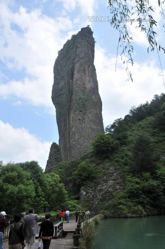 东方人,栏杆,走,竖图,室外,白天,仰视,旅游,度假,湖,湖泊,美景,山,水,植物,中国,亚洲,行人,游客,游人,阴影,服装,光线,影子,湖面,景观,山峰,水流,水面,悬崖,云,云朵,围栏,桥,地面,山峦,许多人,云彩,休闲装,黄种人,娱乐,石桥,浙江,护栏,路人,旅客,栈桥,树,树木,浙江省,衣服,蓝色,绿色,白云,蓝天,天空,阳光,自然,湖水,天,一群人,享受,休闲,休闲服,石壁,景色,放松,服饰,生长,晴朗,成长,人行桥,自然风光,东亚,中华人民共和国,华东地区,浙,绝壁,丽水,丽水市,过客,缙云,缙云县,鼎湖峰,仙都,仙都风景名胜区,男人,男性,女人,女性,中年男性,中年女性,亚洲人,晴空,步行,散步,走路,半身,彩图,低角度拍摄,shsgf1