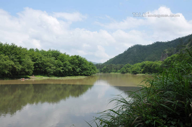 无人,横图,室外,白天,正面,旅游,度假,河流,美景,山,水,植物,中国,亚洲,阴影,光线,影子,河水,景观,山峰,水流,云,云朵,山峦,云彩,娱乐,浙江,树,树木,浙江省,蓝色,绿色,白云,倒影,蓝天,天空,阳光,自然,天,享受,休闲,景色,放松,生长,晴朗,成长,倒映,自然风光,东亚,中华人民共和国,华东地区,浙,丽水,丽水市,反照,缙云,缙云县,鼎湖峰,仙都,仙都风景名胜区,晴空,彩图,shsgf1