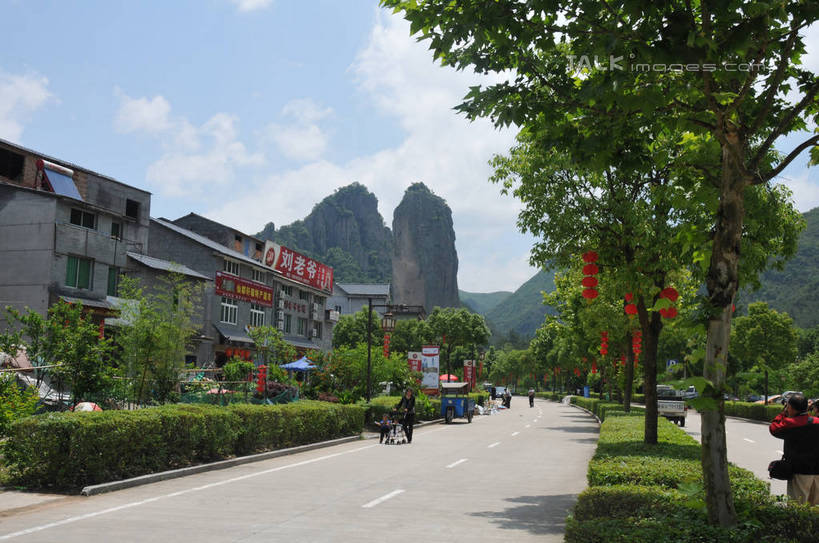 东方人,背部,四个人,家,走,横图,室外,白天,正面,旅游,度假,美景,山,植物,道路,路,公路,照明,中国,亚洲,行人,游客,游人,吊挂,悬挂,阴影,光线,标志,灯笼,文字,影子,纸灯笼,字符,房屋,屋子,景观,山峰,云,云朵,分界线,停车线,交通,山峦,挂,云彩,黄种人,娱乐,标识,浙江,楼房,招牌,路人,旅客,民居,住宅,树,树木,浙江省,拍照,红色,蓝色,绿色,白云,蓝天,天空,阳光,自然,灯具,天,享受,休闲,汉字,景色,放松,摄影,生长,晴朗,成长,车行道,车行道分界线,照亮,照明设备,中文,自然风光,标线,东亚,车行线,中华人民共和国,华东地区,浙,国文,华文,丽水,丽水市,过客,缙云,缙云县,鼎湖峰,仙都,仙都风景名胜区,男人,男性,女人,女性,中年男性,中年女性,亚洲人,晴空,马路,步行,散步,走路,半身,彩图,照相,房子,shsgf1