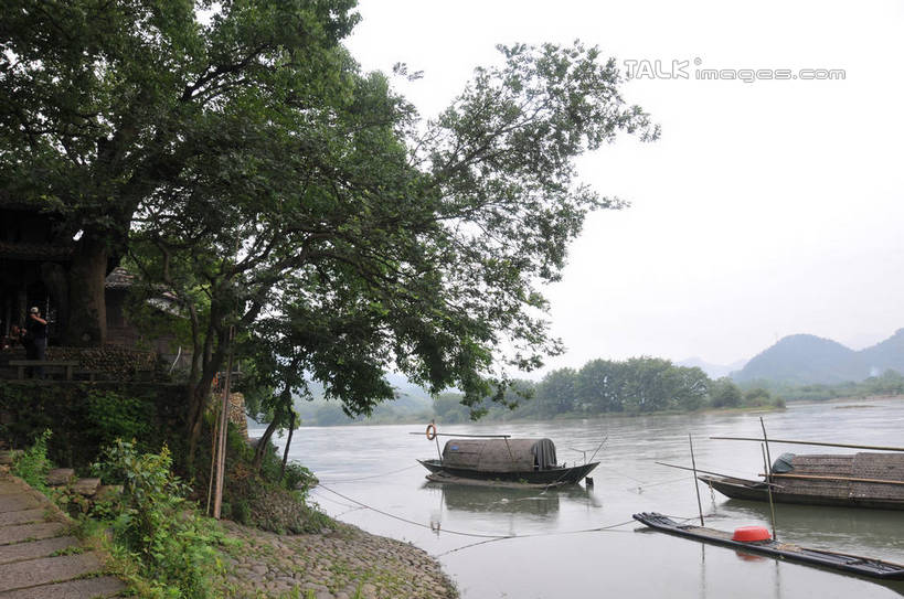 无人,横图,室外,白天,正面,旅游,度假,草地,草坪,美景,山,山脉,植物,道路,路,船,停靠,阴影,光线,影子,景观,山峰,小路,木船,交通,山峦,两艘,娱乐,草,树,树木,绿色,天空,阳光,自然,交通工具,群山,天,享受,休闲,景色,放松,生长,晴朗,成长,舟,停泊,自然风光,载具,万里无云,古韵画乡,晴空,晴空万里,彩图,shsgf1