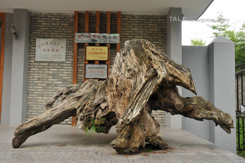 无人,横图,室外,白天,正面,度假,美景,城市风光,城市,阴影,光线,标志,文字,影子,字符,墙,景观,树桩,娱乐,标识,墙壁,墙面,树,树干,天空,阳光,天,享受,休闲,汉字,木桩,景色,放松,晴朗,中文,万里无云,国文,华文,古韵画乡,晴空,晴空万里,彩图,shsgf1