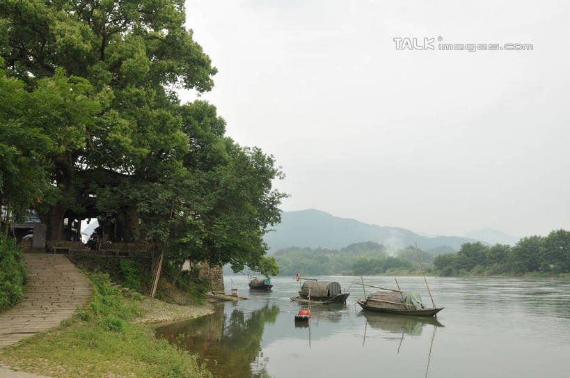 无人,横图,室外,白天,正面,旅游,度假,草地,草坪,美景,山,山脉,植物,道路,路,船,停靠,阴影,光线,影子,景观,山峰,小路,木船,交通,山峦,两艘,娱乐,草,树,树木,绿色,天空,阳光,自然,交通工具,群山,天,享受,休闲,景色,放松,生长,晴朗,成长,舟,停泊,自然风光,载具,万里无云,古韵画乡,晴空,晴空万里,彩图,shsgf1