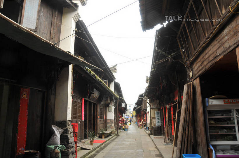 无人,家,商店,横图,室外,白天,仰视,度假,美景,城市风光,城市,道路,路,阴影,电力,光线,电线,线,影子,房屋,墙,屋子,景观,小路,电能,交通,线路,娱乐,商铺,楼房,墙壁,墙面,住宅,天空,阳光,天,享受,休闲,景色,放松,晴朗,电,电源,电源线,能量,万里无云,市肆,商号,古韵画乡,晴空,晴空万里,彩图,低角度拍摄,房子,店铺,shsgf1