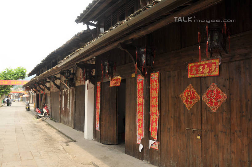 无人,商店,横图,室外,白天,正面,度假,石头,美景,门,城市风光,城市,道路,路,标志,石子,文字,字符,墙,景观,小路,交通,娱乐,标识,商铺,墙壁,墙面,门框,享受,休闲,汉字,景色,放松,中文,国文,华文,市肆,商号,古韵画乡,石块,岩石,彩图,店铺,shsgf1