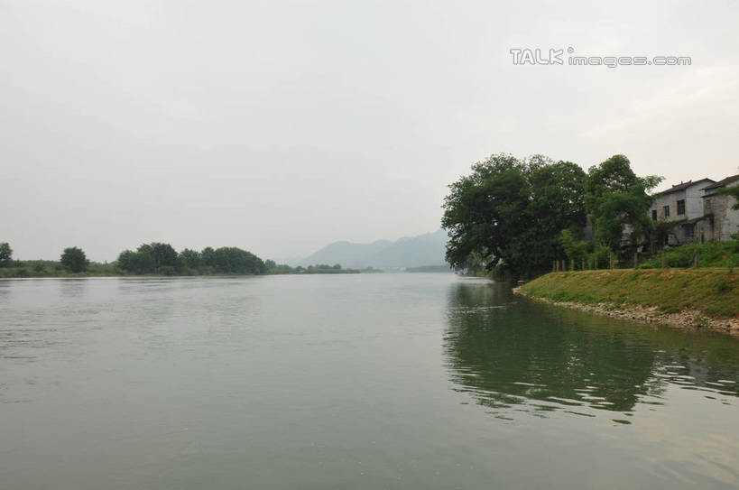 无人,家,横图,室外,白天,正面,旅游,度假,草地,草坪,河流,美景,山,山脉,水,植物,阴影,波纹,光线,影子,房屋,屋子,河水,景观,山峰,水流,涟漪,山峦,娱乐,楼房,住宅,草,树,树木,绿色,倒影,水纹,天空,阳光,自然,波浪,群山,天,享受,休闲,景色,放松,生长,晴朗,成长,倒映,自然风光,万里无云,水晕,反照,古韵画乡,晴空,晴空万里,彩图,房子,shsgf1