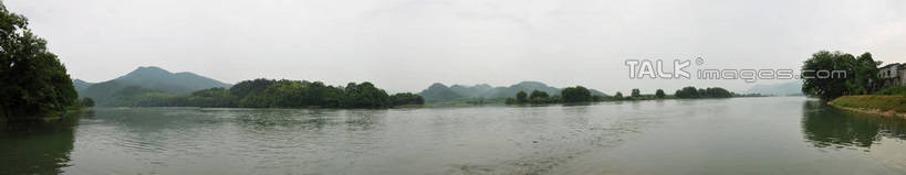 无人,横图,全景,室外,白天,正面,旅游,度假,草地,草坪,河流,美景,山,山脉,水,植物,阴影,波纹,光线,影子,河水,景观,山峰,水流,涟漪,山峦,娱乐,草,树,树木,绿色,倒影,水纹,天空,阳光,自然,波浪,群山,天,享受,休闲,景色,放松,生长,晴朗,成长,倒映,自然风光,万里无云,水晕,反照,古韵画乡,晴空,晴空万里,彩图,shsgf1