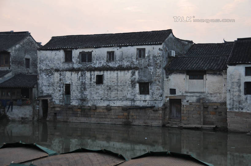 无人,横图,室外,白天,正面,旅游,度假,河流,名胜古迹,日落,水,标志建筑,地标,建筑,中国,亚洲,遗迹,瓦片,屋顶,河水,水流,晚霞,霞光,落日,顶棚,瓦,古迹,文物,娱乐,建设,古建筑,江苏,倒影,黄昏,享受,休闲,旅游胜地,彩霞,放松,建造,倒映,古文明,东亚,屋瓦,江苏省,昆山,昆山市,中华人民共和国,华东地区,苏,夕照,反照,鹿城,千灯镇,夕阳,彩图,斜阳,shsgf1