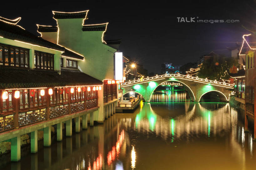 无人,家,横图,彩色,室外,夜晚,正面,旅游,度假,河流,石头,名胜古迹,水,植物,标志建筑,地标,建筑,霓虹灯,夜景,上海,中国,亚洲,阴影,遗迹,光线,石子,影子,房屋,屋子,河水,水流,桥,灯光,七彩,古迹,文物,娱乐,光源,建设,古建筑,石桥,楼房,霓虹,拱桥,住宅,栈桥,灯,树,树木,古镇,绿色,倒影,自然,享受,休闲,旅游胜地,放松,拱形,生长,成长,人行桥,石拱桥,申,倒映,照明设备,古文明,东亚,七宝镇,闵行区,上海市,中华人民共和国,沪,华东地区,七宝,氖灯,反照,七宝古镇,石块,彩图,房子,shsgf1