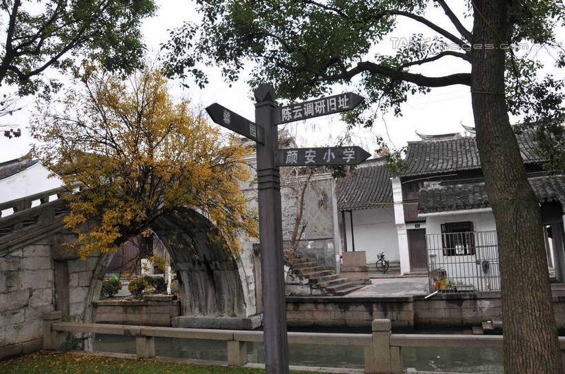 无人,家,栏杆,横图,室外,白天,正面,旅游,度假,河流,石头,名胜古迹,水,植物,标志建筑,地标,建筑,指示牌,上海,中国,亚洲,遗迹,标志,石子,文字,房屋,屋子,河水,水流,围栏,桥,古迹,文物,娱乐,标识,建设,古建筑,石桥,护栏,楼房,拱桥,住宅,栈桥,树,树木,绿色,自然,享受,休闲,旅游胜地,放松,拱形,生长,成长,人行桥,石拱桥,申,青浦区,古文明,东亚,上海市,中华人民共和国,沪,华东地区,练塘,练塘镇,石块,彩图,房子,shsgf1