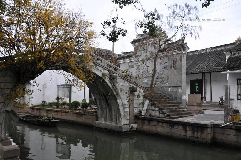 无人,家,横图,室外,白天,正面,旅游,度假,河流,石头,名胜古迹,水,植物,标志建筑,地标,建筑,上海,中国,亚洲,遗迹,石子,房屋,屋子,河水,水流,桥,古迹,文物,娱乐,建设,古建筑,石桥,楼房,拱桥,住宅,栈桥,树,树木,绿色,倒影,自然,享受,休闲,旅游胜地,放松,拱形,生长,成长,人行桥,石拱桥,申,倒映,青浦区,古文明,东亚,上海市,中华人民共和国,沪,华东地区,反照,练塘,练塘镇,石块,彩图,房子,shsgf1