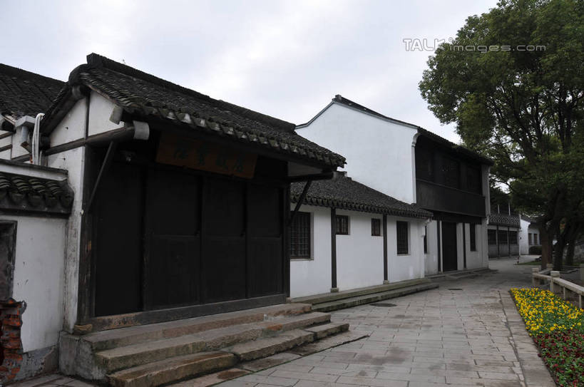 无人,家,横图,室外,白天,正面,旅游,度假,花海,花圃,名胜古迹,植物,标志建筑,道路,地标,建筑,路,叶子,上海,中国,亚洲,遗迹,盛开,房屋,屋子,小路,交通,花蕾,古迹,文物,娱乐,建设,古建筑,楼房,住宅,花,花瓣,花朵,花卉,鲜花,树,树木,绿色,自然,花丛,花束,花田,花苞,花蕊,享受,休闲,旅游胜地,放松,生长,成长,申,青浦区,古文明,东亚,上海市,中华人民共和国,沪,华东地区,练塘,练塘镇,彩图,房子,shsgf1