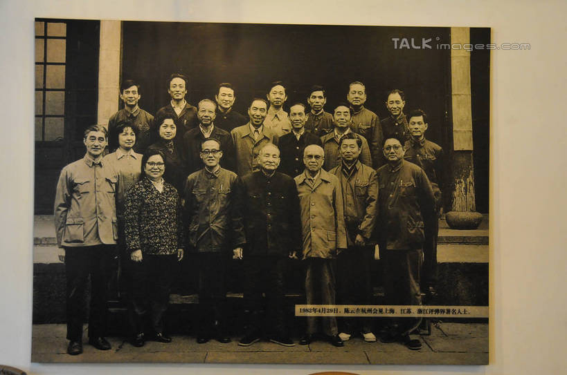 东方人,无人,站,横图,照片,室内,白天,正面,民族服装,旅游,度假,名胜古迹,标志建筑,地标,建筑,上海,中国,亚洲,一排,吊挂,悬挂,服装,遗迹,整齐,墙,许多人,挂,注视,黄种人,古迹,文物,娱乐,建设,古建筑,墙壁,墙面,排列,衣服,观察,看,站着,一群人,享受,休闲,旅游胜地,放松,摄影,服饰,观看,申,察看,衣着,穿着,队列,关注,青浦区,古文明,东亚,上海市,中华人民共和国,沪,华东地区,衣饰,练塘,练塘镇,男人,男性,女人,女性,中年男性,中年女性,亚洲人,相片,站立,彩图,全身,传统服装,民俗服,拍摄,照相,shsgf1