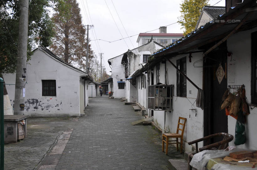 无人,家,横图,室外,白天,正面,旅游,度假,名胜古迹,植物,门,标志建筑,道路,地标,建筑,路,椅子,上海,中国,亚洲,遗迹,电力,电线,电线杆,线,房屋,木椅,墙,屋子,小路,电能,交通,线路,古迹,文物,娱乐,建设,古建筑,楼房,墙壁,墙面,住宅,树,树木,绿色,自然,门框,享受,休闲,旅游胜地,放松,生长,成长,电,电源,申,能量,青浦区,古文明,东亚,上海市,中华人民共和国,沪,华东地区,练塘,练塘镇,彩图,房子,shsgf1