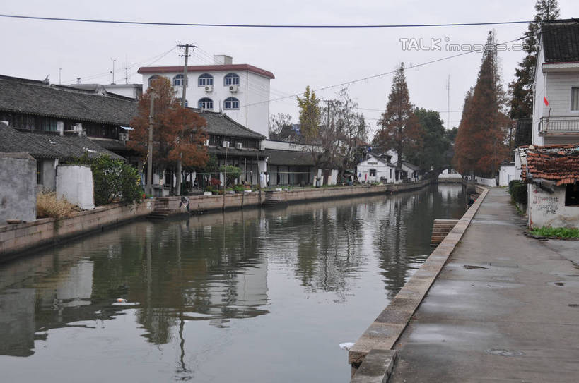 无人,家,横图,室外,白天,正面,旅游,度假,河流,名胜古迹,水,植物,标志建筑,道路,地标,建筑,路,上海,中国,亚洲,遗迹,电力,电线,电线杆,线,房屋,屋子,河水,水流,小路,电能,交通,线路,古迹,文物,娱乐,建设,古建筑,楼房,住宅,树,树木,绿色,倒影,自然,享受,休闲,旅游胜地,放松,生长,成长,电,电源,申,倒映,能量,青浦区,古文明,东亚,上海市,中华人民共和国,沪,华东地区,反照,练塘,练塘镇,彩图,房子,shsgf1