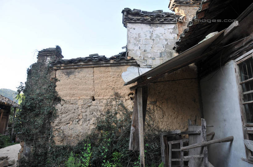 无人,家,横图,室外,白天,仰视,旅游,度假,美景,植物,窗户,中国,亚洲,房屋,墙,屋子,景观,娱乐,浙江,楼房,玻璃窗,墙壁,墙面,住宅,树,树木,浙江省,蓝色,绿色,蓝天,天空,自然,天,享受,休闲,景色,放松,生长,晴朗,成长,自然风光,东亚,万里无云,中华人民共和国,华东地区,浙,丽水,丽水市,南尖岩,遂昌,南尖岩景区,遂昌县,晴空,晴空万里,彩图,低角度拍摄,房子,shsgf1